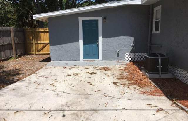 Updated 4/1 Home in St Petersburg