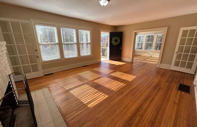 Central - Beautifully Restored and Updated Apartment