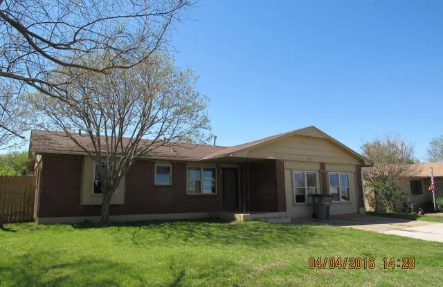 Great Family Home in The Eastside. - 1307 Southeast Clover Lane, Lawton, OK 73501