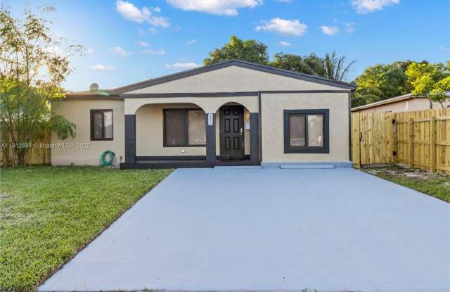 5473 NE 6th Ave - 5473 Northeast 6th Avenue, Oakland Park, FL 33334