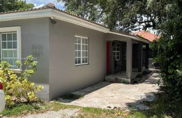 Photo of 3227 Oak Ave