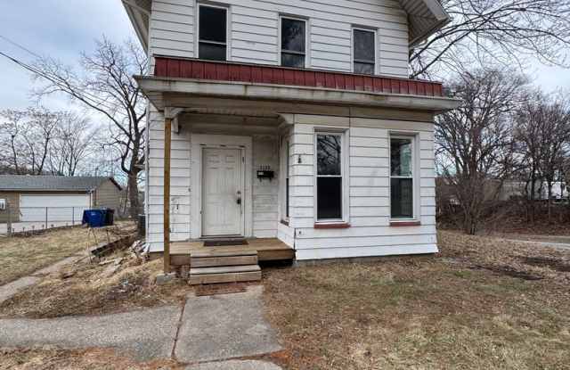 Photo of 5 bedroom 2 bath house in Moline