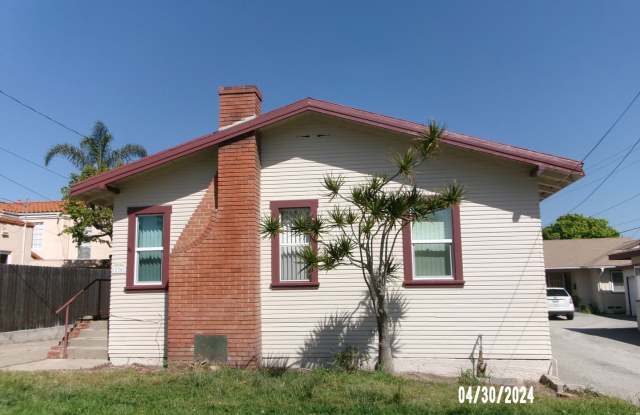 2 BEDROOM HOUSE LOCATED IN MID TOWN VENTURA - 220 South Santa Cruz Street, Ventura, CA 93001