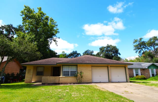 105 Chestnut Street - 105 Chestnut Street, Lake Jackson, TX 77566