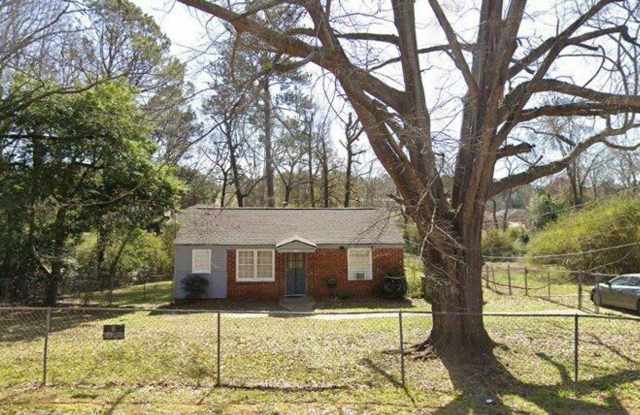 North Columbus Cottage on almost an ACRE fenced  2 Bedrooms 1 Bath with bonus room