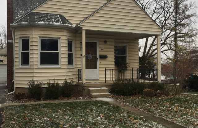 Comfortable house in prime location near the U of M Stadium!