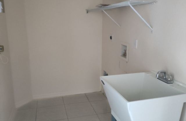 Oak Crest – 4BR/3BA Home with Covered Patio  Prime Ocala Location