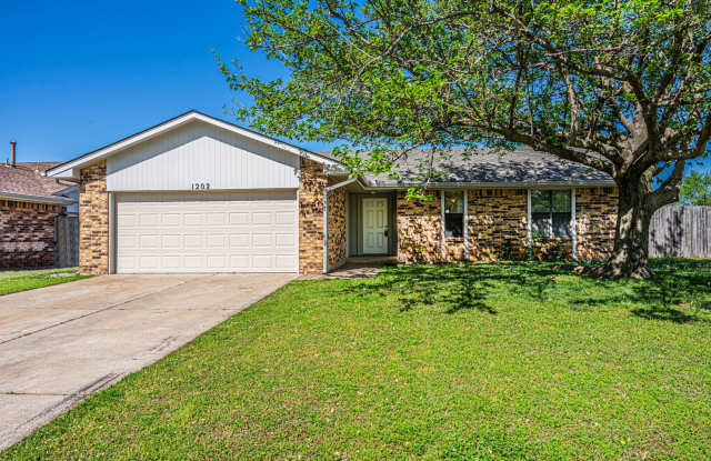 Corner-Lot 3Bedroom Charmer in Yukon with Fireplace & Enclosed Patio!
