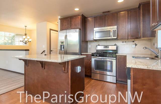 Photo of Super 2012 Shoreline Home – Upgrades, Wood Flrs, 3car Grg+++