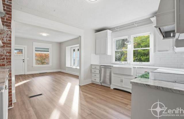 Photo of 1321 NW Drake Way