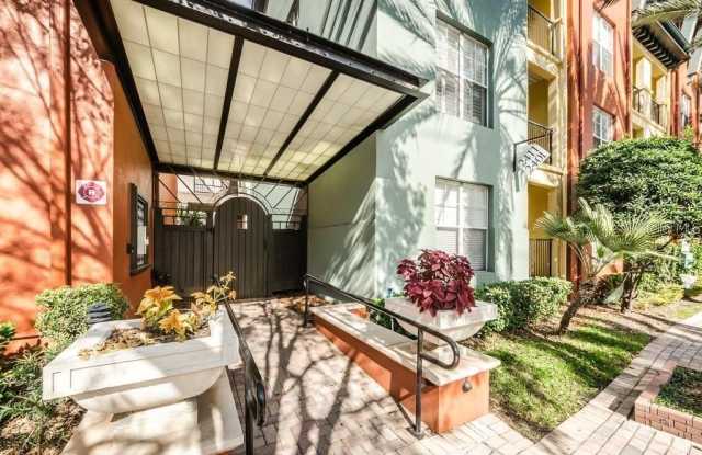 Photo of 2421 W HORATIO STREET