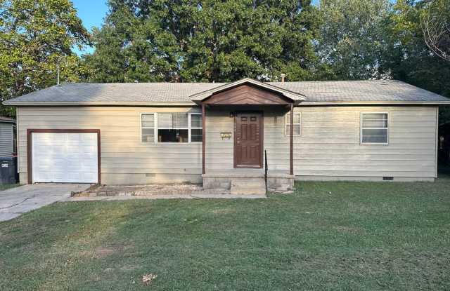 Photo of Available Now! 3-Bed, 1-Bath Home in central Springdale + Garage and Large, Fence-In Backyard!