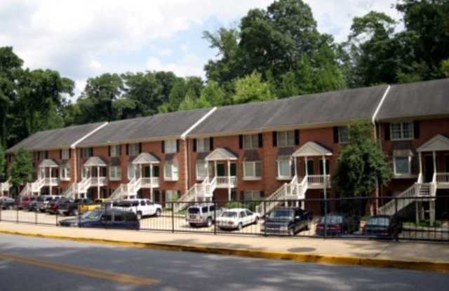 Spacious 2 Bedroom Condo Near Downtown Athens  UGA - 210 East Cloverhurst Avenue, Athens, GA 30605