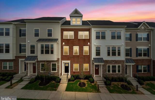 Photo of 705 SAWBACK Square NE