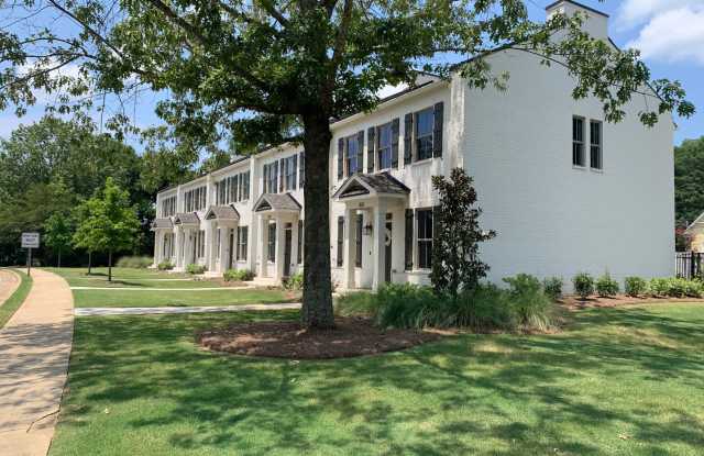 Like New Colonial Style Townhome close to Downtown Opelika