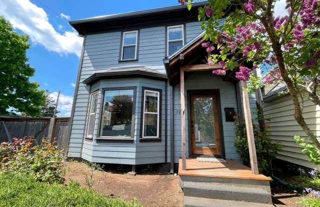 Modern Farmhouse in St Johns with Central A/C, Large Patio, Pet Friendly! - 7217 North Catlin Avenue, Portland, OR 97203