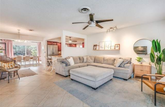 1512 E Hawthorne Cir