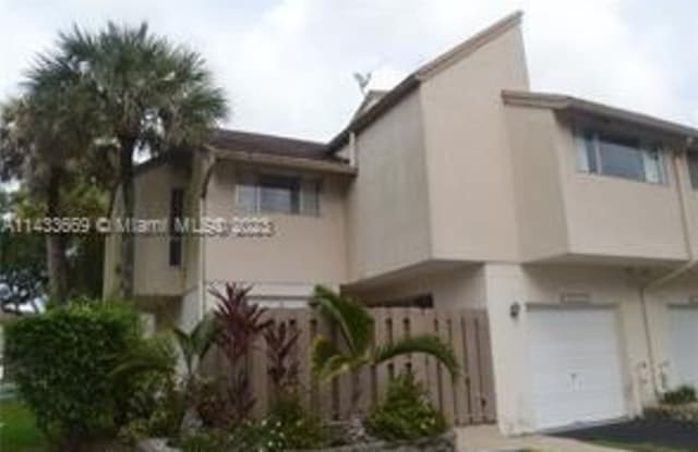 8212 NW 8th St - 8212 Northwest 8th Street, Plantation, FL 33324