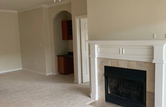 LOVELY TOP LEVEL CONDO IN GERMANTOWN