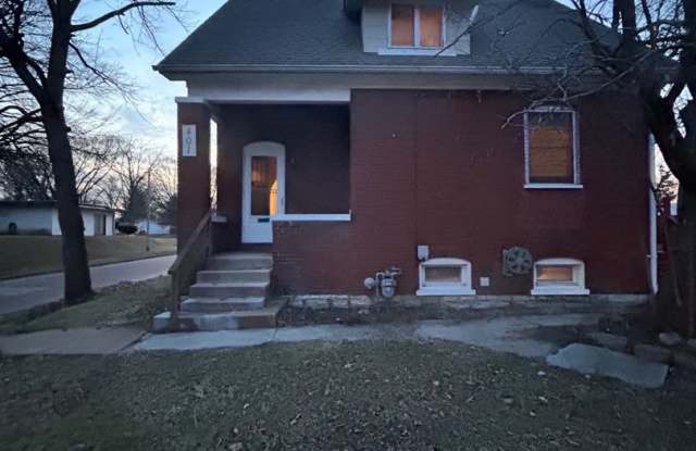 BELOW MARKET RENT! - 401 North Douglas Avenue, Belleville, IL 62220