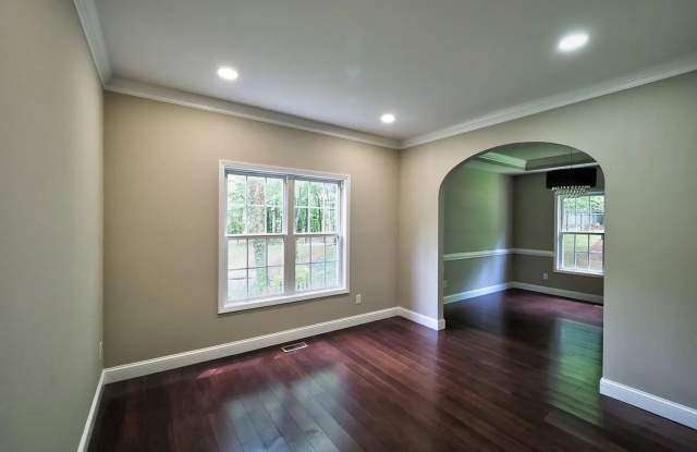 Room in 5 Bedroom Home at New Parkside