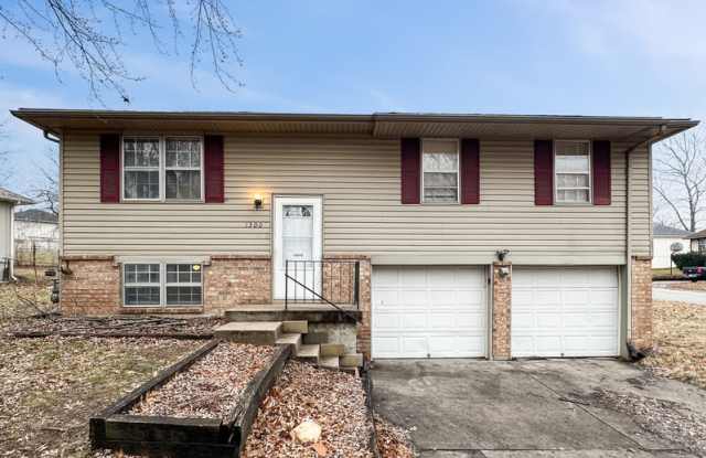 1300 NW Golfview Ct