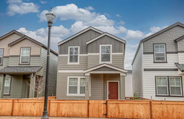 3 Bedroom 2.5 Bathroom Home with Beautiful Finishes!!