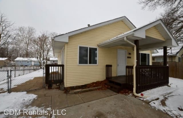 2336 E 39th St - 2336 East 39th Street, Des Moines, IA 50317