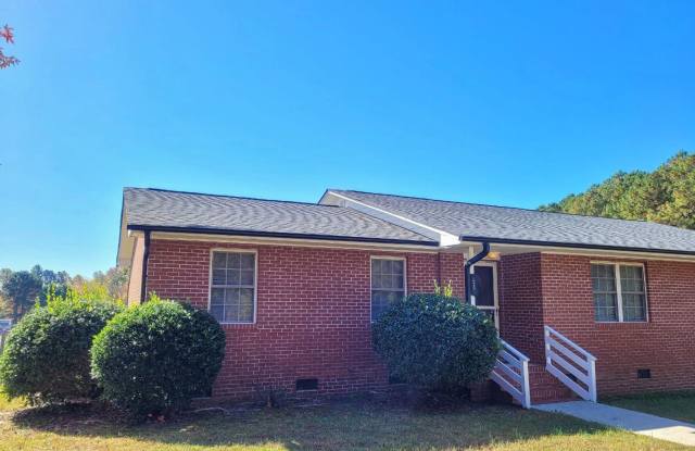 Spacious 3BD, 2.5BA Duplex in Clayton with Large Fenced Backyard