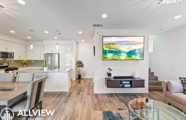 Bright & Upgraded 2 bedroom Anaheim Townhome in Prime Location!