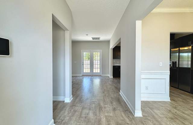 AVAILABLE NOW! (Small Pets Only)