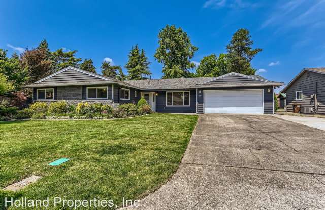 927 NE Hawthorne Ave.