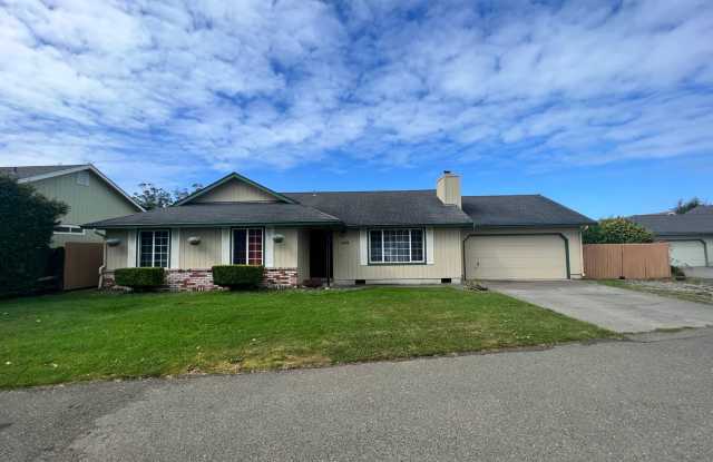 3 bedroom, 2 bath single level home in Mckinleyville with Double Car Garage!