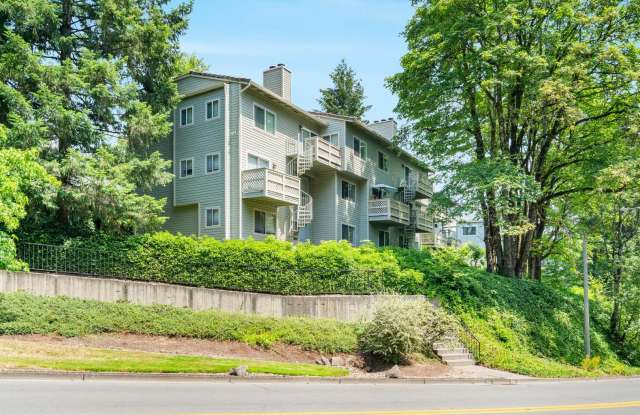 $600 off 1st month! Beautiful, bright 2-bdrm/2.5-bath Lake Oswego condo. W/D, covered parking, pool, serene setting