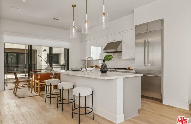 3218 S Barrington Ave