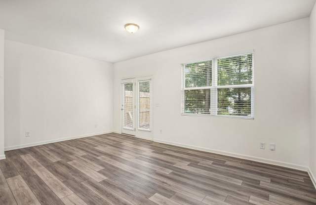 Room in 3 Bedroom Home at Vernon Blvd