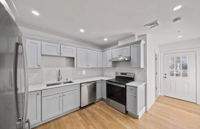 Photo of 417 Commerical St unit: 1