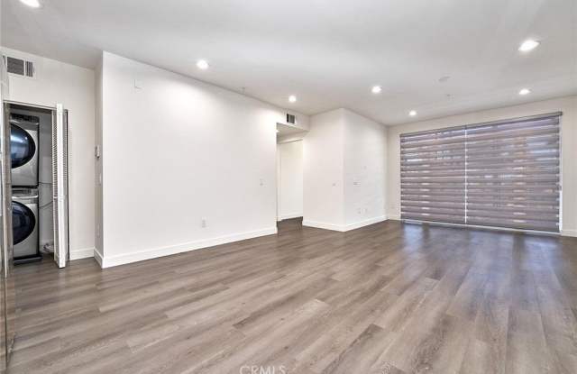 900 S Kenmore Avenue