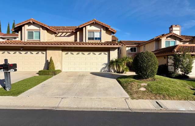 Beautifully updated 3 bedroom 2.5 bath home in Agoura Hills