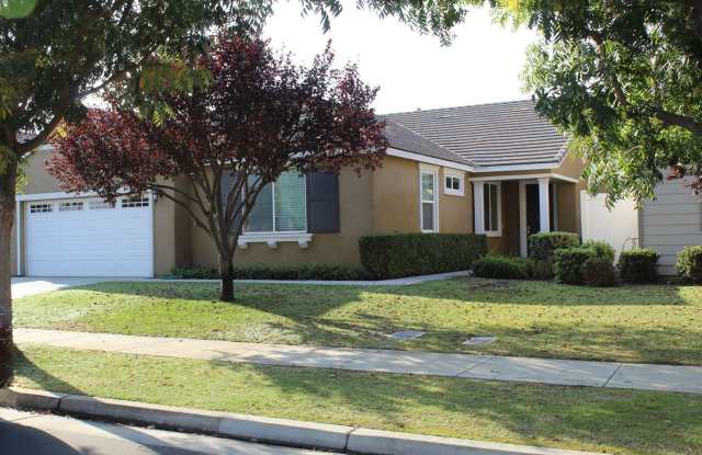 Northwest Bakersfield Home in the Village Green Community For Rent