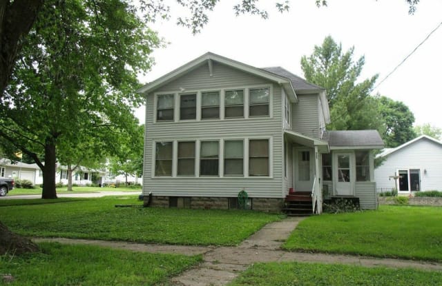 723 W 3rd St - 723 West 3rd Street, Cedar Falls, IA 50613