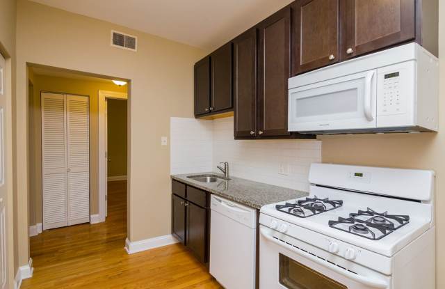 4433 West Fullerton Avenue