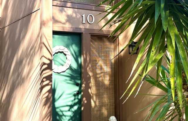 10 OAKMONT Court