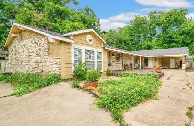 1104 Kinney #B - Rare 2 bed with large back yard next to Zilker Park.