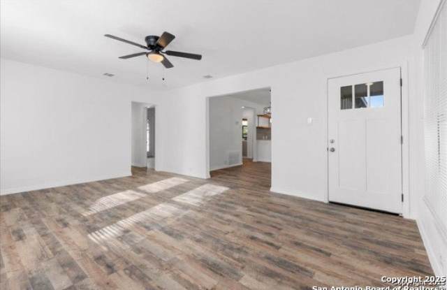 2530 W MISTLETOE AVE