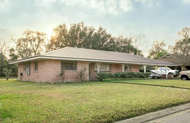 Spacious 2-Bedroom Home with Flex Space Near UL Lafayette