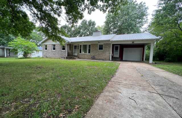 Spacious 3BD/2BA close to Mark Twain Elementary. Pets will be considered with a Pet Fee. 1 Car Garage