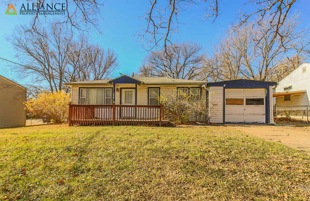 Cozy Home with Easy Access to Ft. Riley Blvd! - 306 Westwood Road, Manhattan, KS 66502