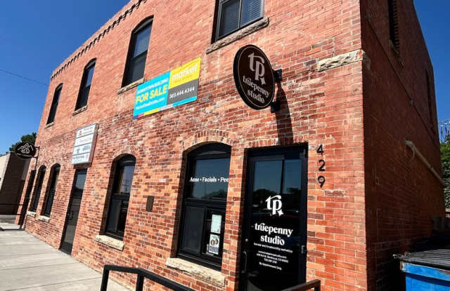 Bright 2nd Floor Apartment on 3rd Street -- Utilities Included!