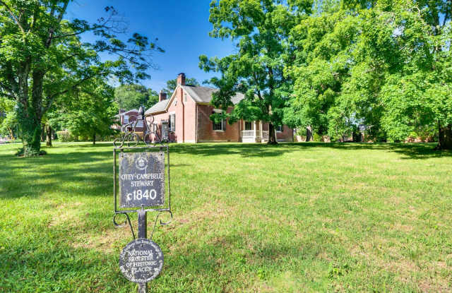 Charming 4BE/3BA Home in Historic Downtown Franklin!